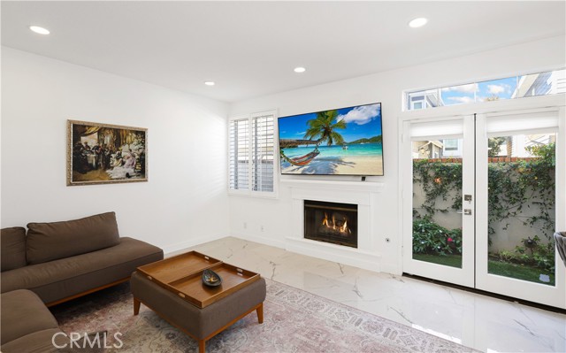 Detail Gallery Image 15 of 51 For 2421 E 16th #1,  Newport Beach,  CA 92663 - 4 Beds | 2/1 Baths