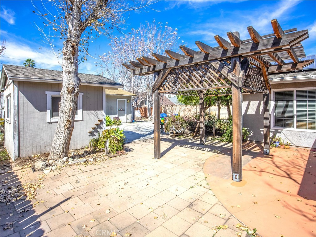 https://media.crmls.org/medias/a3d908b2-f6f7-4397-b265-fabe40fa7da7.jpg?preset=X-Large