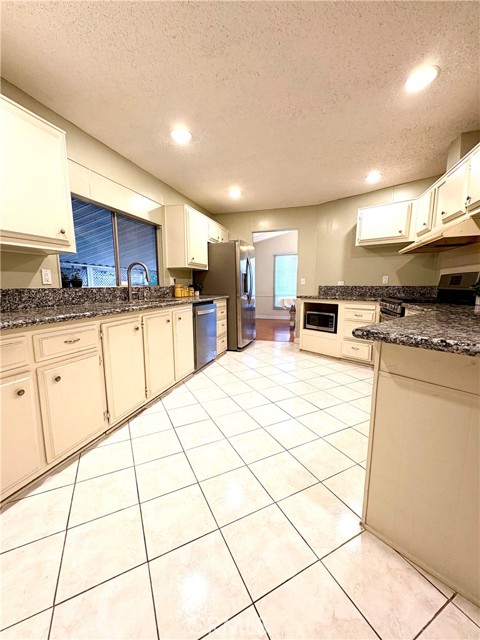 Detail Gallery Image 7 of 40 For 1919 W Coronet Ave #9,  Anaheim,  CA 92801 - 3 Beds | 2 Baths