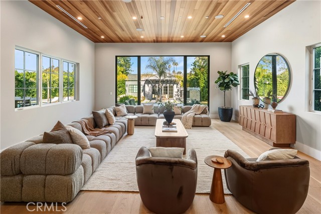 Detail Gallery Image 9 of 56 For 20511 Wells Dr, Woodland Hills,  CA 91364 - 6 Beds | 6/1 Baths