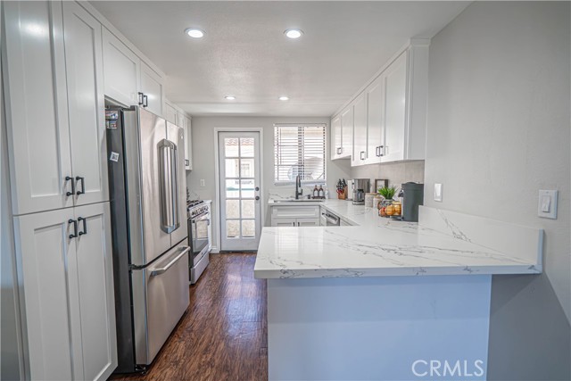 Detail Gallery Image 2 of 28 For 18111 Erik Ct #445,  Canyon Country,  CA 91387 - 2 Beds | 2 Baths