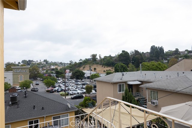Detail Gallery Image 11 of 13 For 2727 1/2 Griffith Park Bld, Los Angeles,  CA 90027 - 1 Beds | 1 Baths