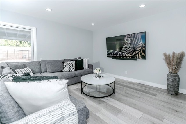 10670 Deering Avenue, Chatsworth CA: https://media.crmls.org/medias/a3e41994-f0e1-40b5-a57e-1a990abc0d90.jpg