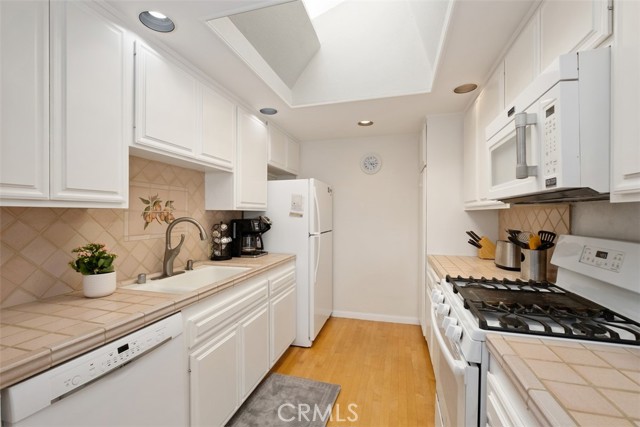 9 N Encino, Laguna Beach CA: https://media.crmls.org/medias/a3e5c160-82c4-45e8-846d-bac9f653c0af.jpg