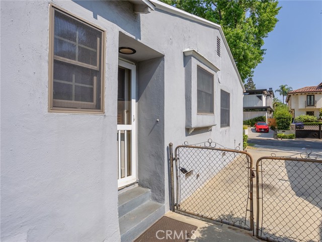10348 Woodbridge Street, Toluca Lake CA: https://media.crmls.org/medias/a3e63140-8c8e-4064-9f08-3ab9b6cb501c.jpg