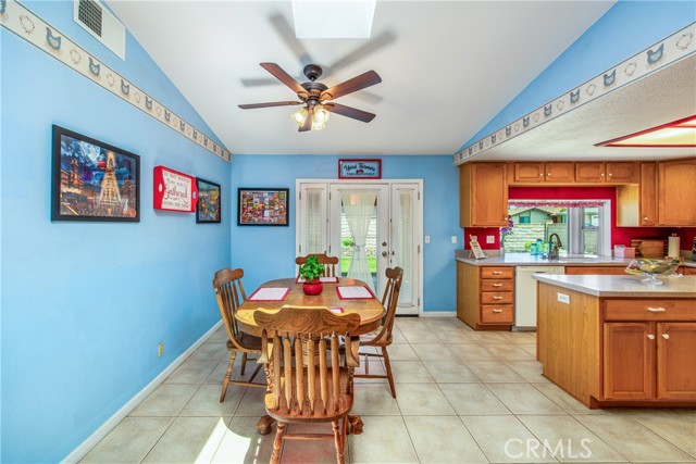7571 Willow Way, Highland CA: https://media.crmls.org/medias/a3e6a41d-0395-4548-acbd-6e38eb6a089d.jpg