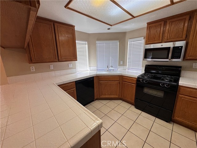 Detail Gallery Image 7 of 44 For 4546 Grandview Dr, Palmdale,  CA 93551 - 3 Beds | 3 Baths