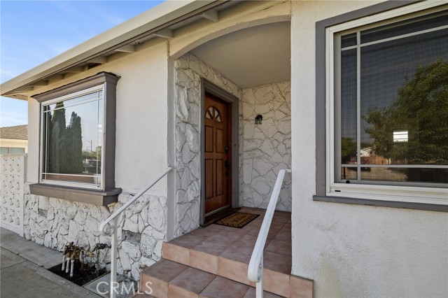2109 N Dymond Street, Burbank CA: https://media.crmls.org/medias/a3e991ff-997a-4807-82bf-2d8922449b52.jpg