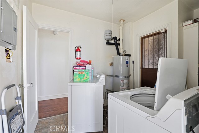 Detail Gallery Image 13 of 26 For 4916 W 12th St, Los Angeles,  CA 90019 - 6 Beds | 4 Baths