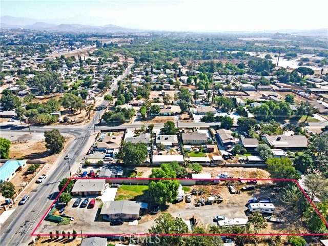 Detail Gallery Image 11 of 13 For 11038 Holmes Ave, Jurupa Valley,  CA 91752 - 4 Beds | 2 Baths