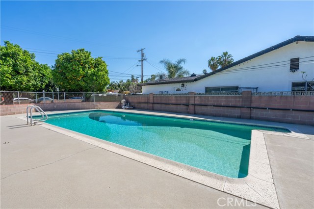 Detail Gallery Image 3 of 24 For 6909 Peach Ave, Van Nuys,  CA 91406 - 4 Beds | 2 Baths