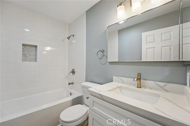 24318 Via Las Junitas, Murrieta CA: https://media.crmls.org/medias/a3efbf7a-3127-43df-9b4e-b504ae0fe5d3.jpg