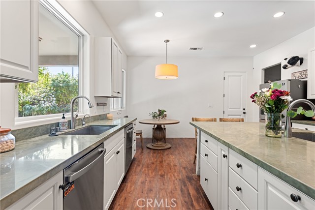 Detail Gallery Image 5 of 21 For 5150 Gloria Ave, Encino,  CA 91436 - 4 Beds | 4/1 Baths