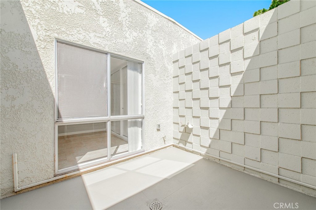 https://media.crmls.org/medias/a3f01dcc-f759-4453-8d39-1284788e3dab.jpg?preset=X-Large
