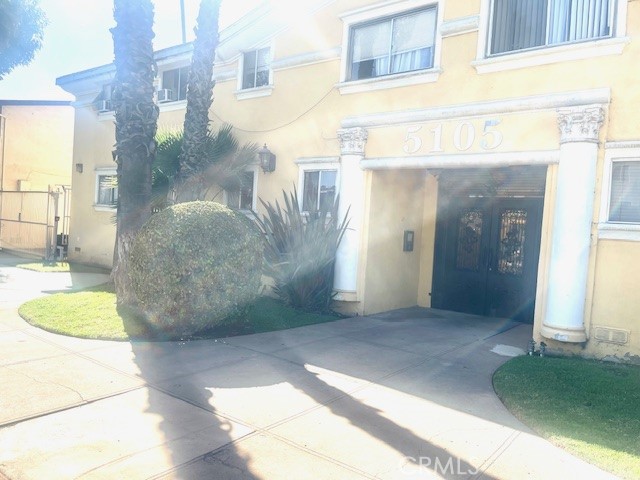 Detail Gallery Image 3 of 18 For 5105 Woodman Ave #3,  Sherman Oaks,  CA 91423 - 3 Beds | 2 Baths