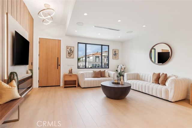 Detail Gallery Image 4 of 60 For 8006 Lloyd Ave, North Hollywood,  CA 91605 - 7 Beds | 6 Baths