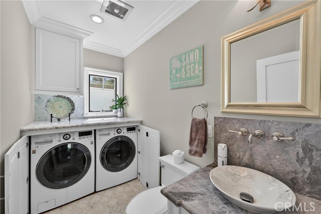 Detail Gallery Image 15 of 74 For 405 Blumont St, Laguna Beach,  CA 92651 - 5 Beds | 6/1 Baths