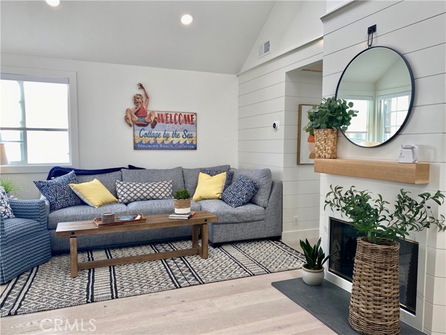 Detail Gallery Image 5 of 11 For 212 1/2 Garnet, Newport Beach,  CA 92662 - 2 Beds | 2 Baths