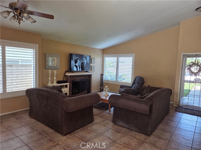 13581 Scarborough Place, Chino CA: https://media.crmls.org/medias/a3febabb-5015-4eac-af30-873407aee638.jpg