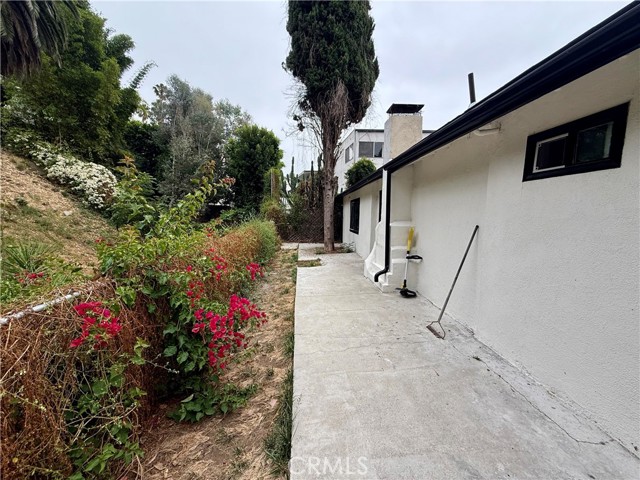 2042 Holly Drive, Los Angeles CA: https://media.crmls.org/medias/a4033f6e-a618-4c46-a0b0-ac91f2434369.jpg