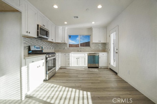 Detail Gallery Image 7 of 28 For 16105 Tawney Ridge Ln, Victorville,  CA 92394 - 3 Beds | 2 Baths