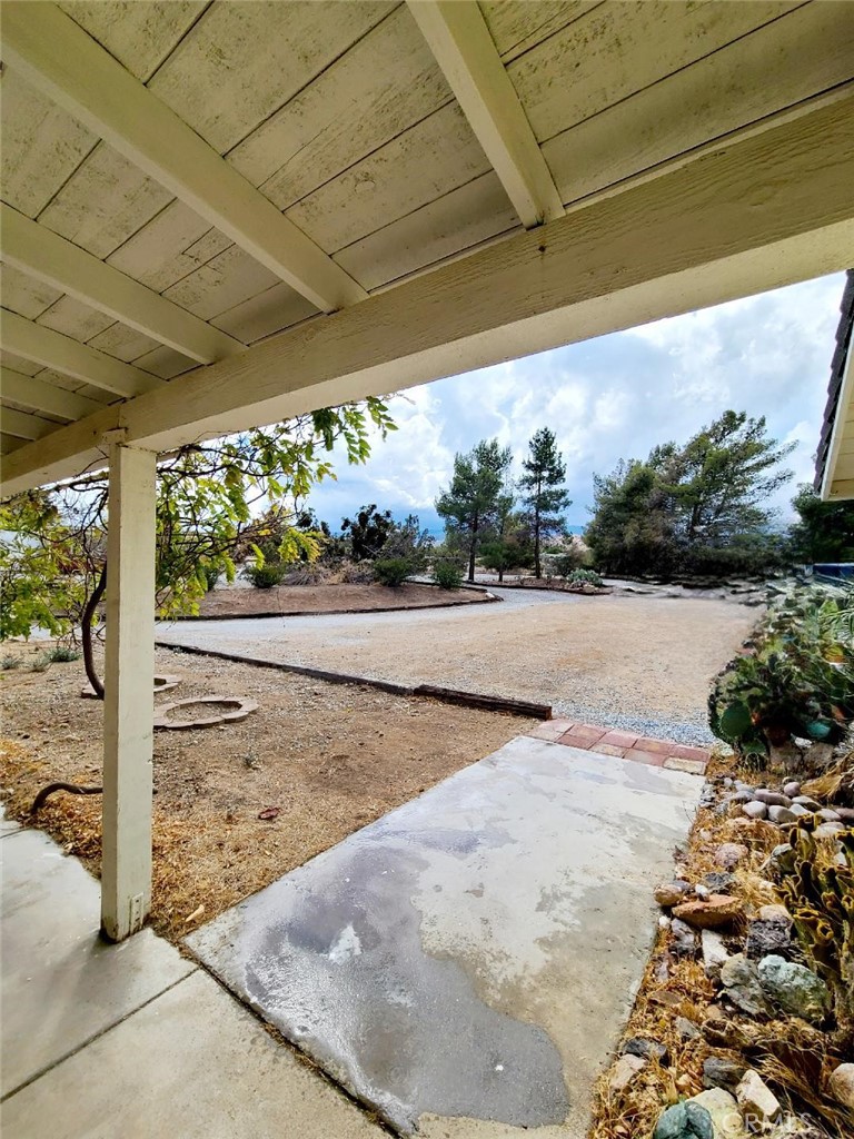 https://media.crmls.org/medias/a40e277f-e5f3-4cb3-a9ed-3f3815f426e0.jpg?preset=X-Large