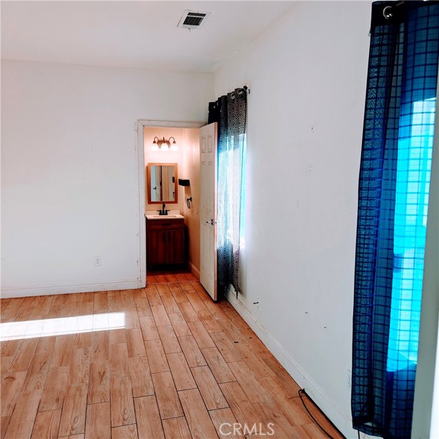 Detail Gallery Image 9 of 18 For 2425 S 10th St, Fresno,  CA 93725 - 2 Beds | 2 Baths