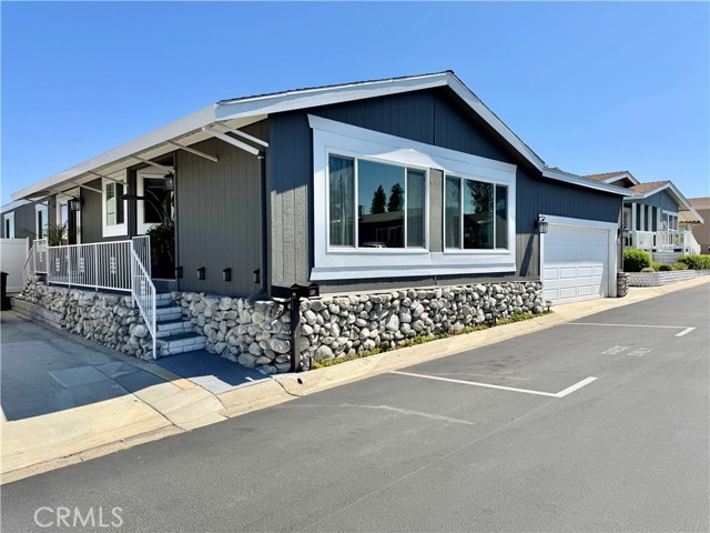 23301 Ridge Route Drive, Laguna Hills CA: https://media.crmls.org/medias/a40fabfa-4f6a-426c-837c-d44eabd380ab.jpg