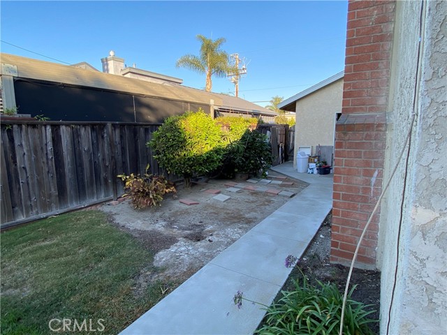 Detail Gallery Image 4 of 23 For 20051 Bushard St, Huntington Beach,  CA 92646 - 4 Beds | 2 Baths