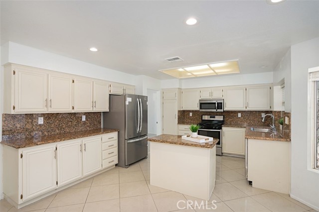 Detail Gallery Image 8 of 32 For 13099 Palisade Pl, Moreno Valley,  CA 92553 - 4 Beds | 3 Baths