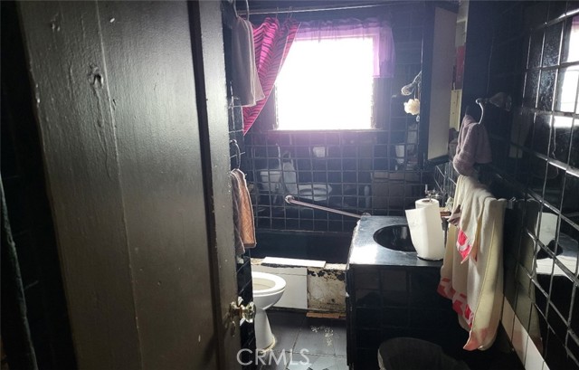 8110 S Denker Avenue, Los Angeles CA: https://media.crmls.org/medias/a41e3b48-50f7-4546-8e95-e6bc7061d5c7.jpg
