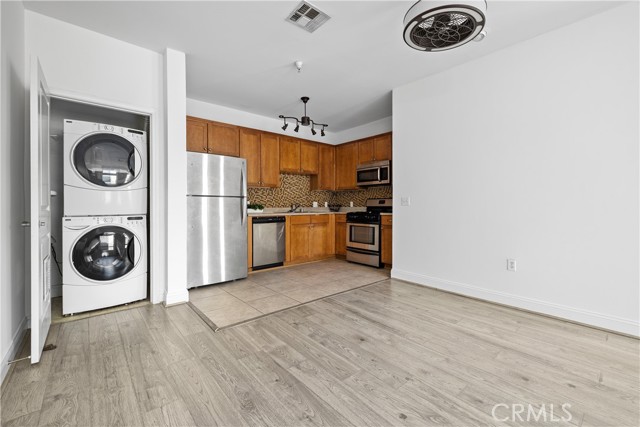 Detail Gallery Image 7 of 28 For 6938 Laurel Canyon Blvd #304,  North Hollywood,  CA 91605 - 2 Beds | 2 Baths