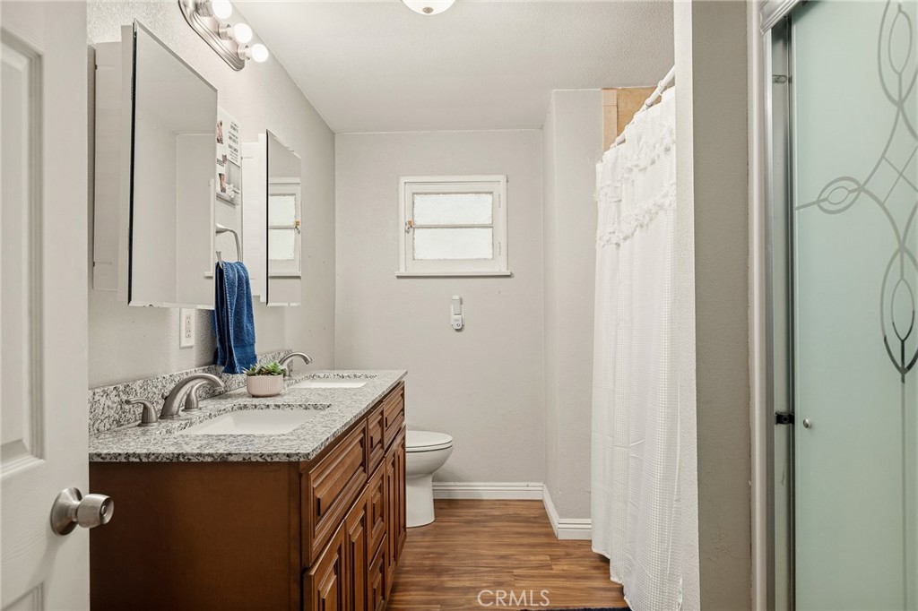 https://media.crmls.org/medias/a42bb752-3c7c-4983-a704-0120ed6852ef.jpg?preset=X-Large
