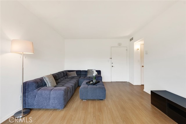 5400 Newcastle Avenue, Encino CA: https://media.crmls.org/medias/a42c13ae-c5a0-456a-a960-13637c8bf875.jpg