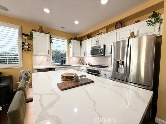 Detail Gallery Image 4 of 11 For 23229 Beachcomber Ln, Valencia,  CA 91355 - 4 Beds | 2/1 Baths