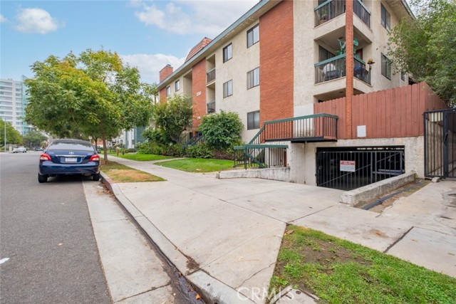 Detail Gallery Image 1 of 37 For 330 Burchett St #206,  Glendale,  CA 91203 - 3 Beds | 2 Baths