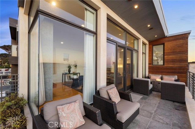 Detail Gallery Image 14 of 67 For 308 17th St, Manhattan Beach,  CA 90266 - 4 Beds | 3/1 Baths