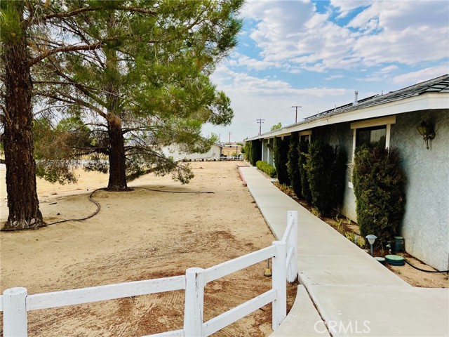 Detail Gallery Image 7 of 25 For 18828 Corwin Rd, Apple Valley,  CA 92307 - 4 Beds | 3/1 Baths