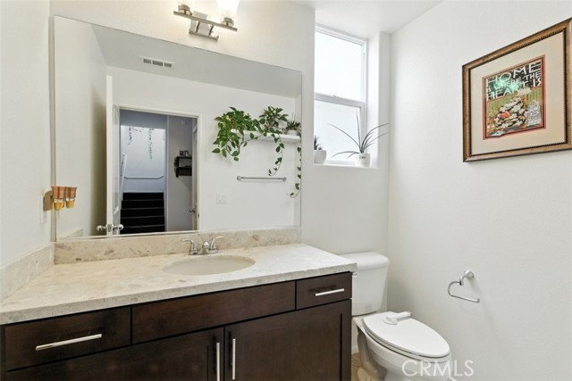 Detail Gallery Image 8 of 33 For 11161 Laughlin Ln, North Hollywood,  CA 91606 - 4 Beds | 2/1 Baths
