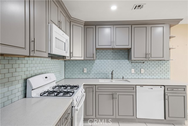 Detail Gallery Image 1 of 27 For 14429 Chardon Ave #41,  Hawthorne,  CA 90250 - 3 Beds | 1/1 Baths