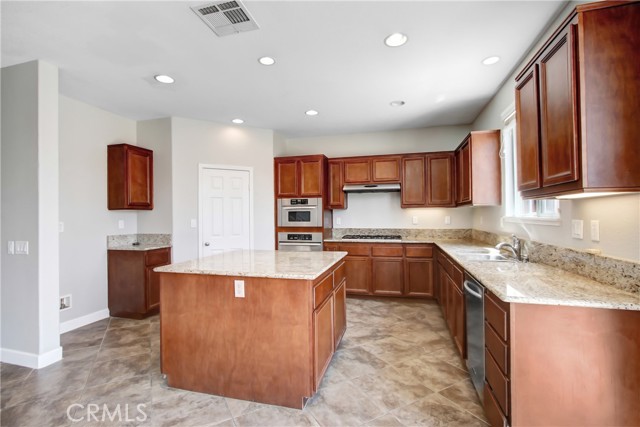Detail Gallery Image 3 of 22 For 41026 Crimson Pillar Ln, Lake Elsinore,  CA 92532 - 4 Beds | 3 Baths