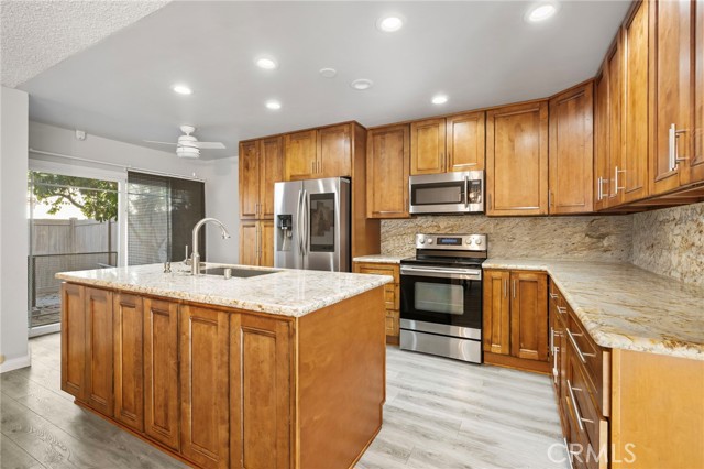 Detail Gallery Image 7 of 19 For 22158 James Alan Cir, Chatsworth,  CA 91311 - 3 Beds | 3 Baths