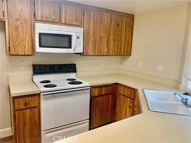 12555 Euclid Street, Garden Grove CA: https://media.crmls.org/medias/a43e7da1-b8f0-438e-8f56-0c70aef9bd62.jpg