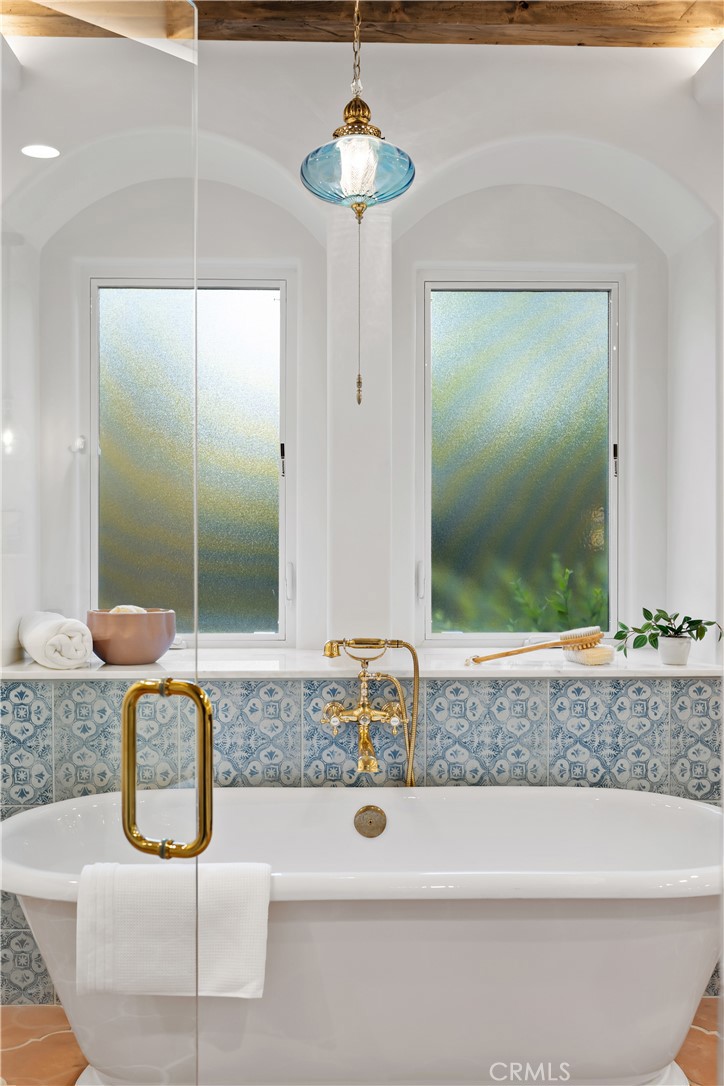 https://media.crmls.org/medias/a43eaf69-d0f4-477b-883d-aba883d2b856.jpg?preset=X-Large