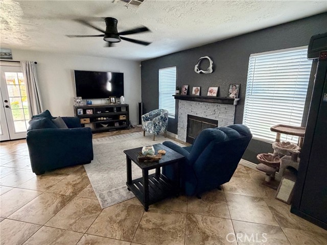 Detail Gallery Image 4 of 16 For 221 Mariposa Trl, Blythe,  CA 92225 - 4 Beds | 3/1 Baths