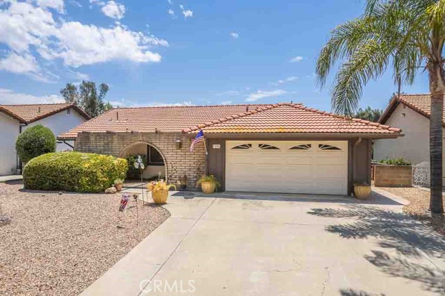 Detail Gallery Image 1 of 43 For 2085 Flame Tree Way, Hemet,  CA 92545 - 2 Beds | 2 Baths