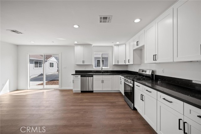 Detail Gallery Image 12 of 42 For 7445 Balcom Ave, Reseda,  CA 91335 - 4 Beds | 2 Baths