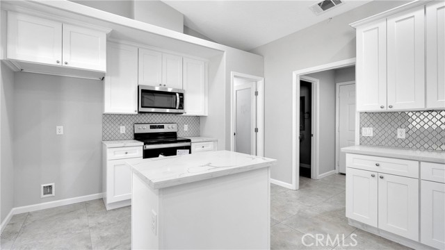 7939 Lassen Avenue, Hesperia CA: https://media.crmls.org/medias/a4443063-b535-4599-b9e9-602f4320a1f9.jpg