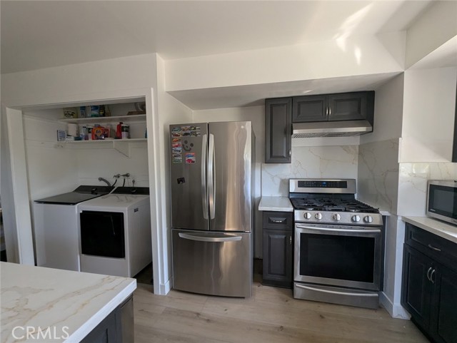 Detail Gallery Image 6 of 13 For 200 W 37th, Long Beach,  CA 90807 - 4 Beds | 4 Baths