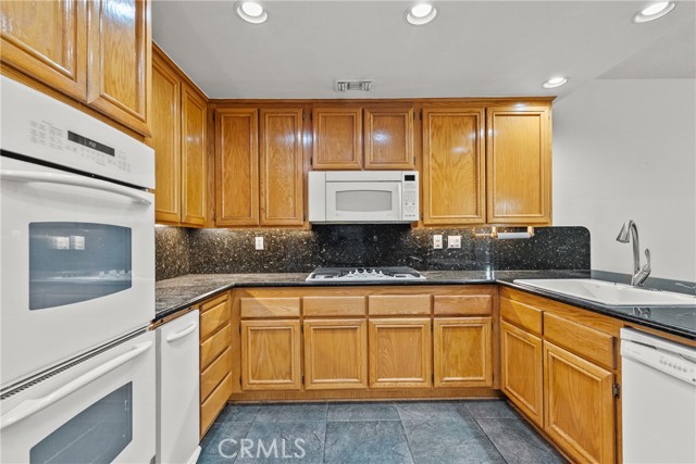 Detail Gallery Image 17 of 64 For 24436 Hampton Dr #C,  Valencia,  CA 91355 - 2 Beds | 2/1 Baths